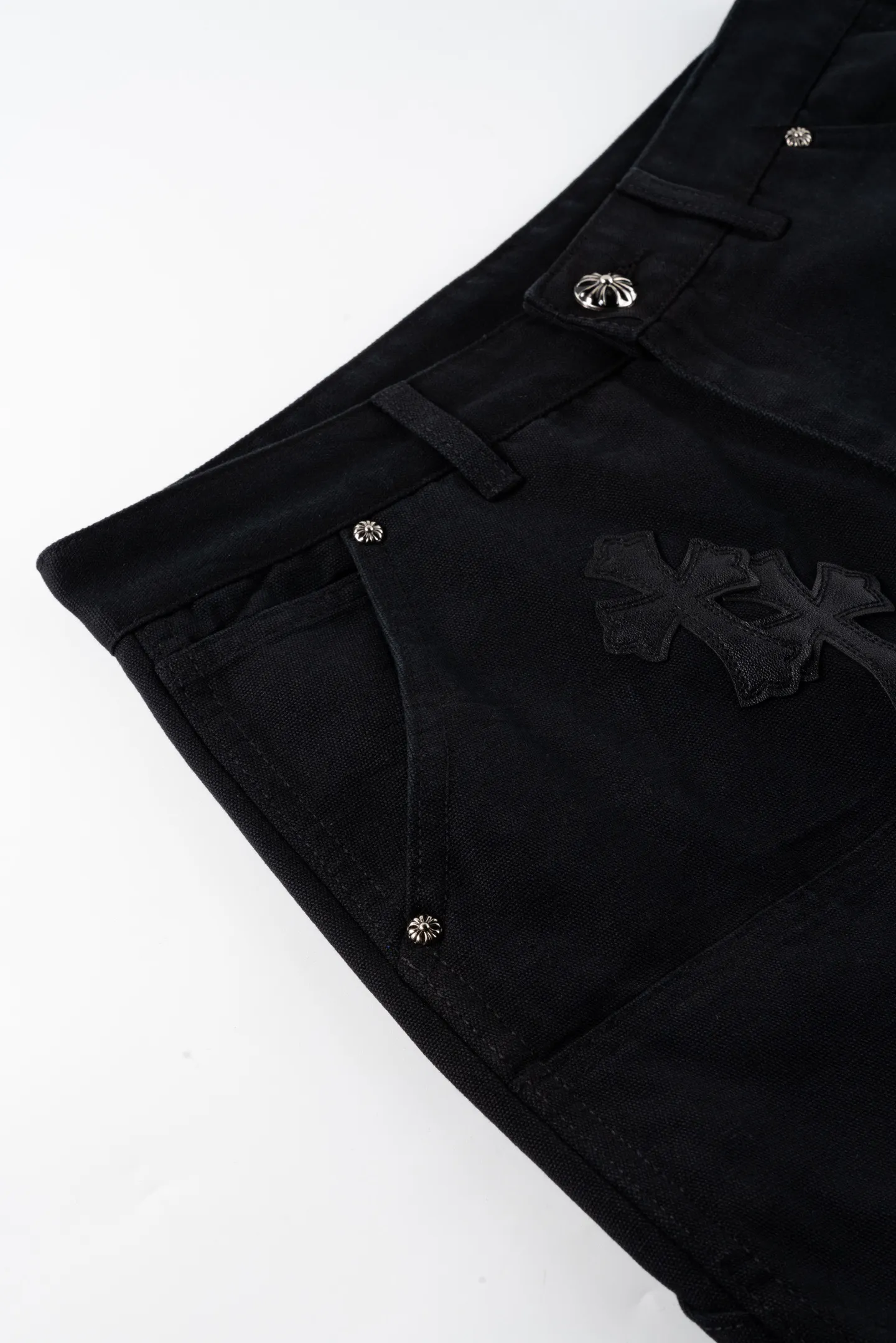 P250 Chrome Hearts Matty Boy Sex Records Patchwork leather workwear high street jeans It is well known that chromehearts jeans use vintage Levis jeans as the base for their creations. They usually add their own unique silver buckles and silver ornaments, plus patchwork embellishments. This is what doubles the value of these vintage jeans. Because the base is vintage jeans, the jeans themselves have become very soft and comfortable after years of baptism. This can be distinguished from ordinary jeans. Regarding the size, you should also refer to the pants data. Style number: 1637# Color: black Size: 28 30 32 34 36